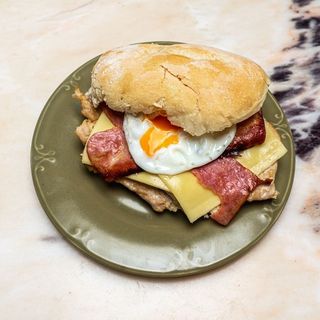 Bifana com Queijo, Bacon e Ovo