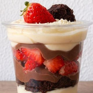 Copo Brownie Morango e Leite Nido