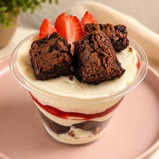 Copo Brownie Compota Morango e Nido
