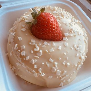 Mini vulcão de brigadeiro de Nido com compota de morango