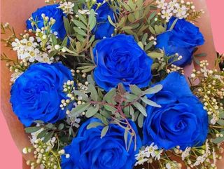 BOUQUET 7 ROSAS AZUIS