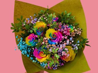 BOUQUET 7 ROSAS ARCO IRIS