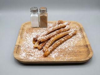 Meia dúzia de churros simples com açúcar e canela