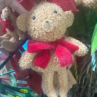 Urso castanho com laço vermelho