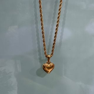 Cordão fino com pendente coração