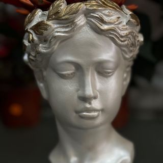 Jarra grande rosto branca com coroa dourada 