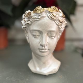 Jarra rosto com coroa branca e dourada pequena 