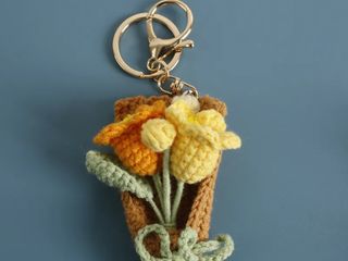 Porta chaves amarelo com flores em crochet rosa
