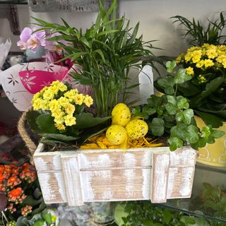 Arranjo da Páscoa amarelo em caixa