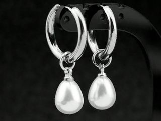 Argolas prateadas em aço inoxidável com pérola