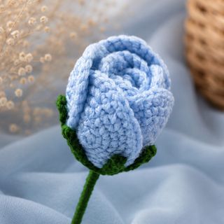 Botão de rosa crochet azul bebé