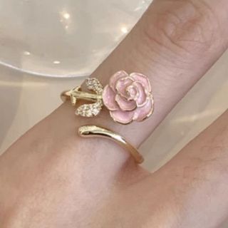 Anel dourado com brilhante e rosa