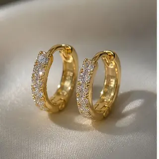 Argolas douradas pequenas com zirconias prateadass