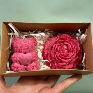 Conjunto de 2 velas: peónia e ursinho