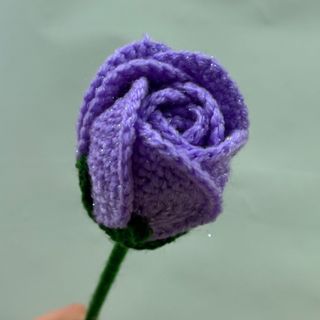 Botão de rosa crochet roxo com brilhantes