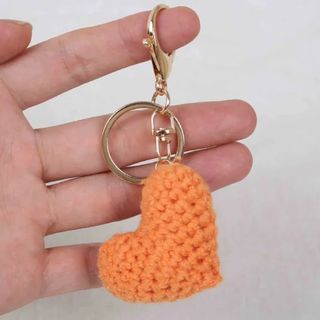 Porta chaves coração laranja de crochet