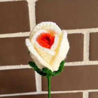 Rosa branca e laranja em crochet