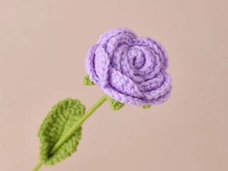 Rosa lilás em crochet