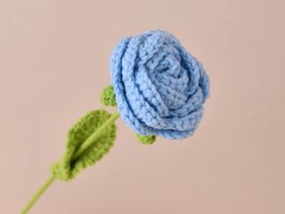 Rosa em crochet azul bebé