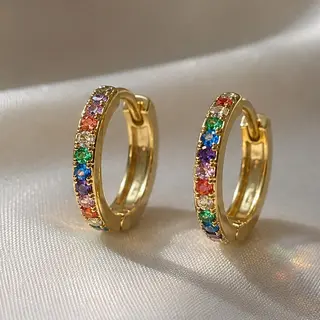 Argolas pequenas douradas em aço inoxidável com zirconias coloridos