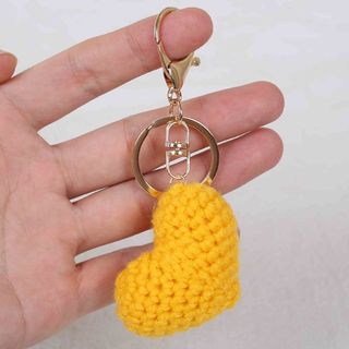 Porta chaves coração amarelo de crochet