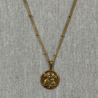 Colar em aço inoxidável dourado com figura religiosa