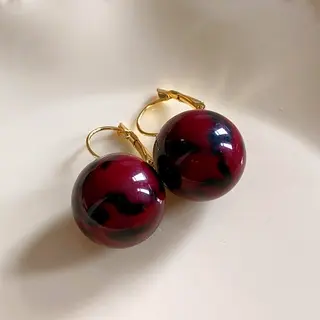 Brincos com bolas bordô