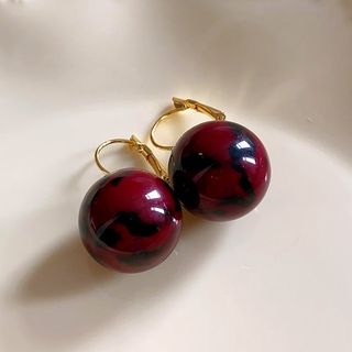 Brincos com bolas bordô