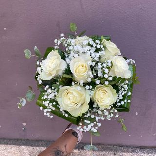 Bouquet de 7 rosas brancas com vivaz 