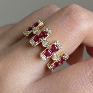 Anel dourado ajustável com brilhantes e pedras rosa fúcsia