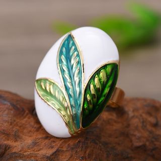 Anel com pedra branca grande com detalhes verdes