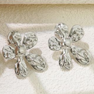 Brincos flores prateadas com pérola 