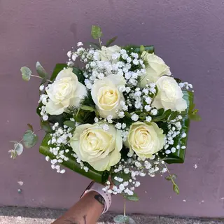 Bouquet de 7 rosas brancas com gipsophila 