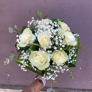 Bouquet de 7 rosas brancas com gipsophila 