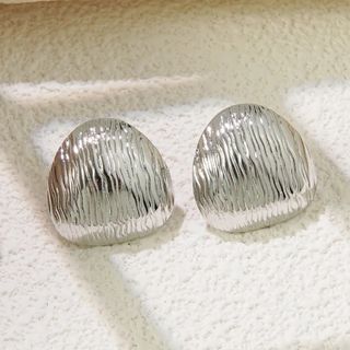 Brincos com detalhes arredondados prateados 