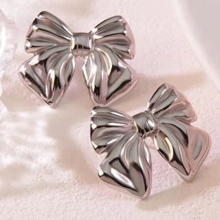 Brincos em formato de laço prateados 