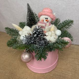 Caixa cor de rosa com boneco de neve