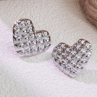 Brincos formato coração prateados 