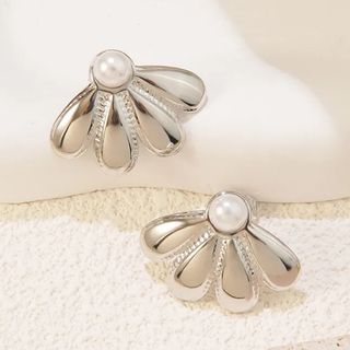 Brincos pétalas com pérola em aço inoxidável com banho de prata 