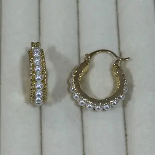 Argolas douradas revestidas com pérolas