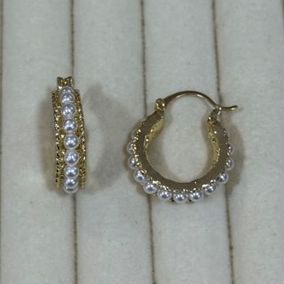 Argolas douradas revestidas com pérolas