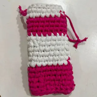 Bolsa em crochet para óculos rosa e branco