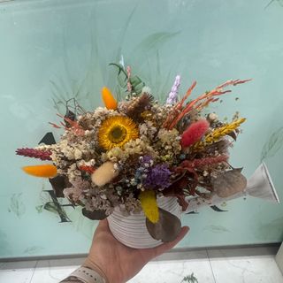 Regador branco com flores secas