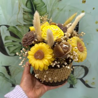 Arranjo de velas em cesto crochet tons amarelo e castanho