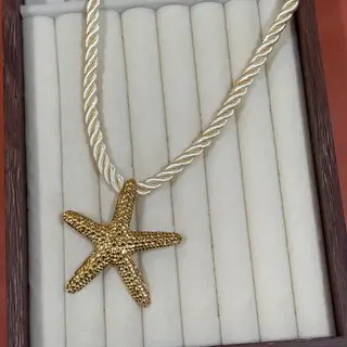 Colar cordão bege com pendente estrela do mar