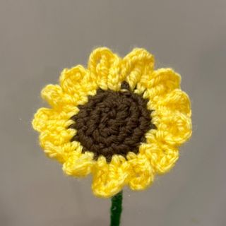 Margarida amarela com castanho em crochet