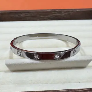 Pulseira estilo Cartier prateada com brilhantes em aço inoxidável