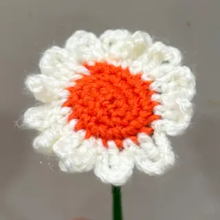 Margarida branca e laranja em crochet
