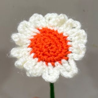 Margarida branca e laranja em crochet