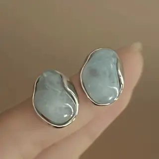 Brincos prateados com pedra turquesa